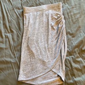 Aritzia 🐝 3 for $35 Wilfred Free Grey skirt Size XS